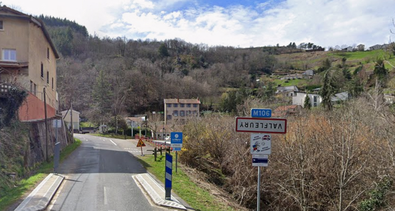 Loire. La place de la mairie coupée en deux par ces communes : pourquoi c'est un problème