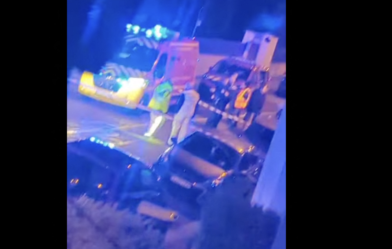 des coups de feu en rafale en pleine rue devant un restaurant, un homme tué