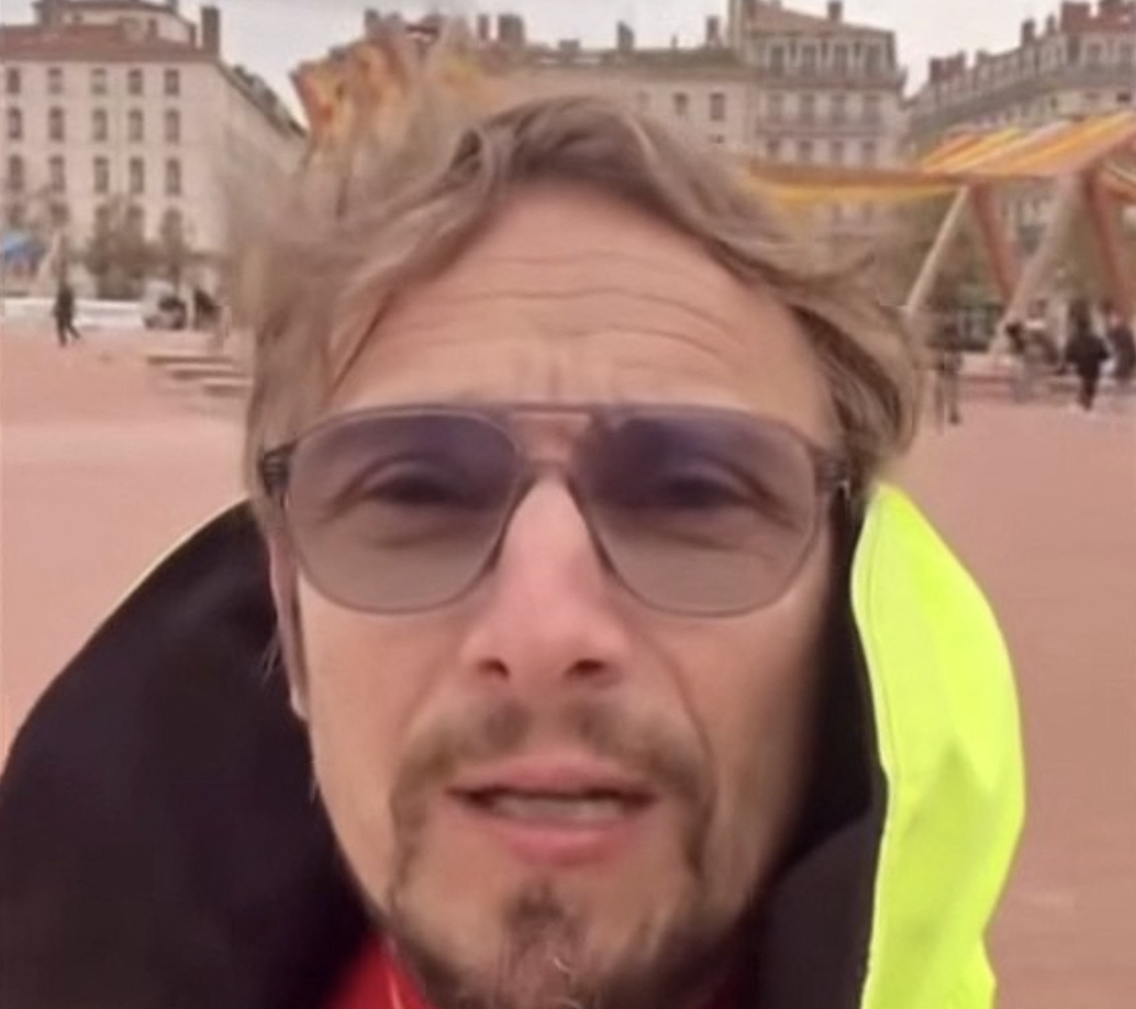 Lyon. Le célèbre comédien Lorant Deutsch atomise "l'étendage" de la place Bellecour