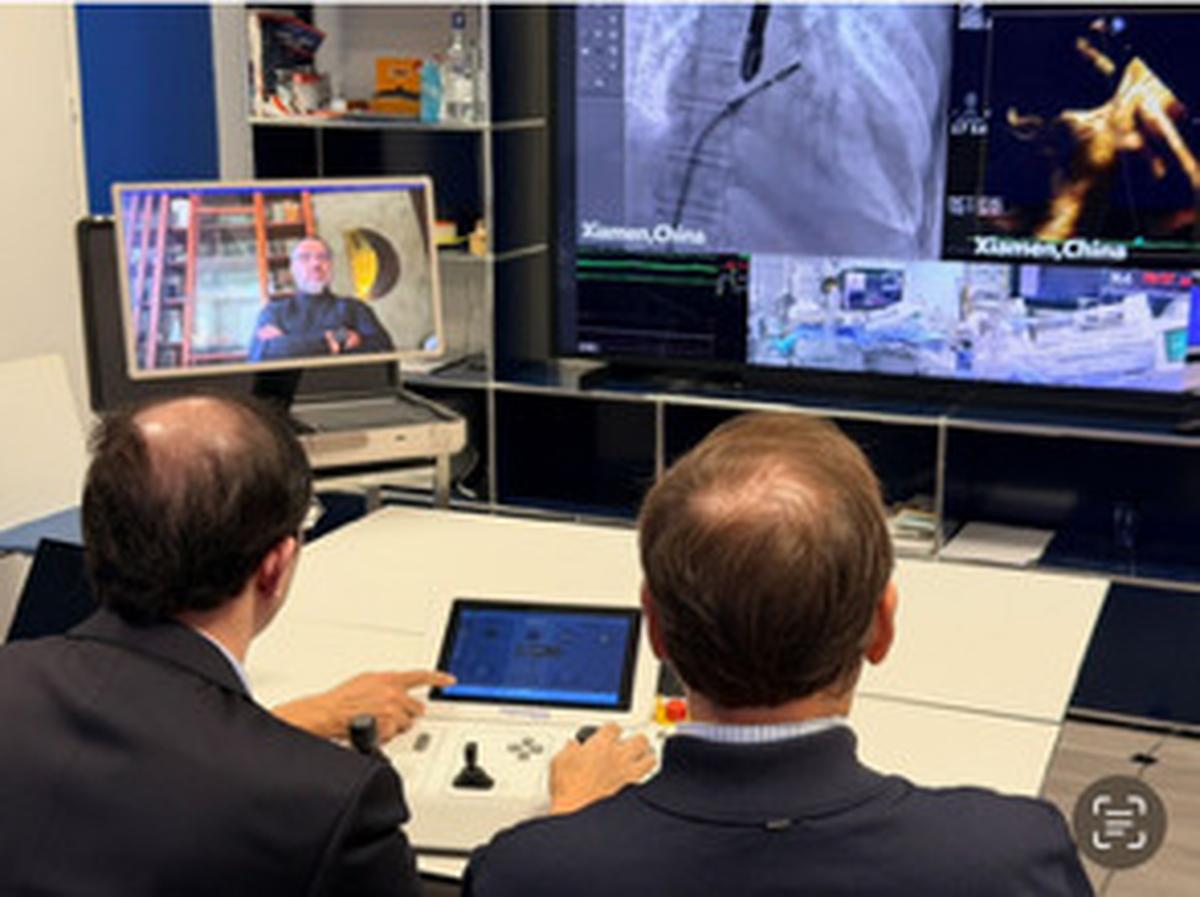 Le patient chinois au bloc opératoire de l’hôpital de Xiamen (sud-est de la Chine) a été opéré par l’équipe téléopératrice française, des cardiologues, depuis l’hôpital du Haut-Lévêque à Pessac (CHU de Bordeaux).