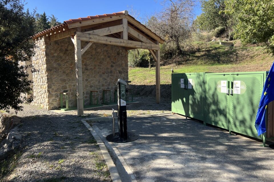 La nouvelle aire de services dédiée aux cyclistes se situe en contrebas du parking du château de Castelnou (Pyrénées-Orientales).