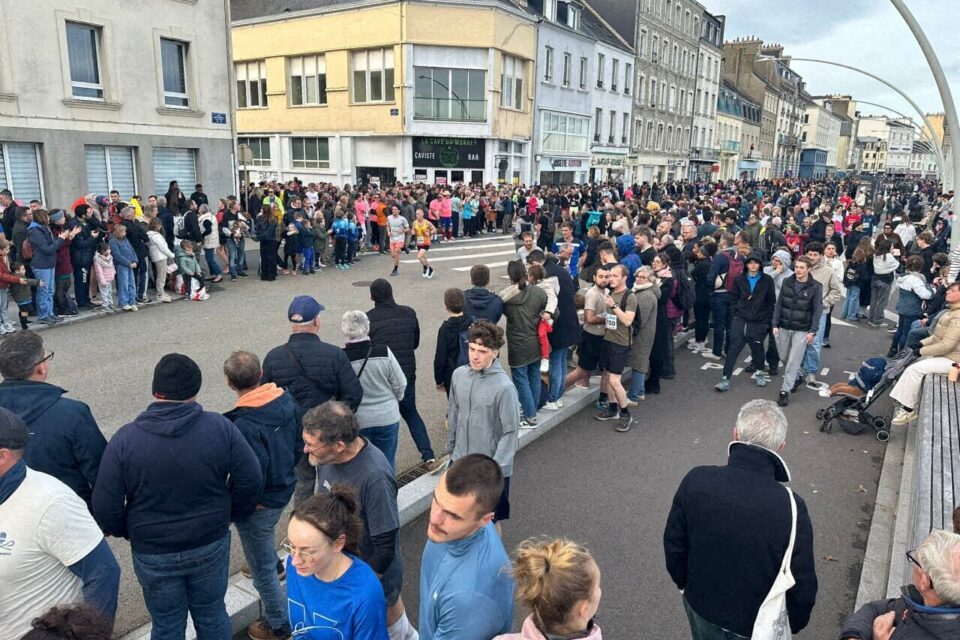 C’est une véritable marée humaine sur le quai Alexandre-III, à dix minutes de la Populaire !