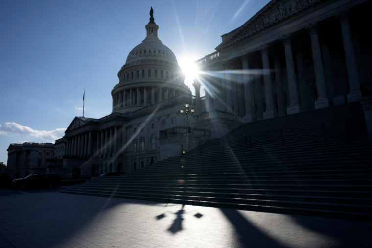 Le dôme du Capitole de Washington, siège du Congrès américain, au coucher de soleil le 3 novembre 2025 ( AFP / Jim WATSON )