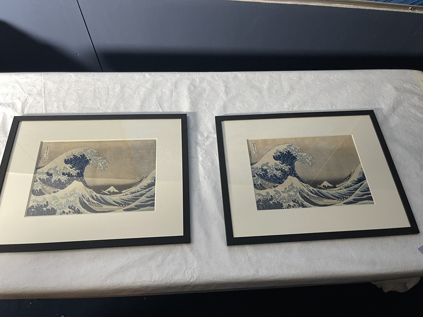 Les deux exemplaires de La Vague de Hokusai conservés par le musée Guimet. À gauche, celle donnée par Henri Vever et à droite celle donnée par Isaac de Camondo. Photo : © Connaissance des Arts / Agathe Hakoun