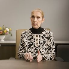 La chanteuse Céline Dion évoque le syndrome de l'homme raide dont elle souffre dans une vidéo partagée sur Instagram le 15 mars 2025.