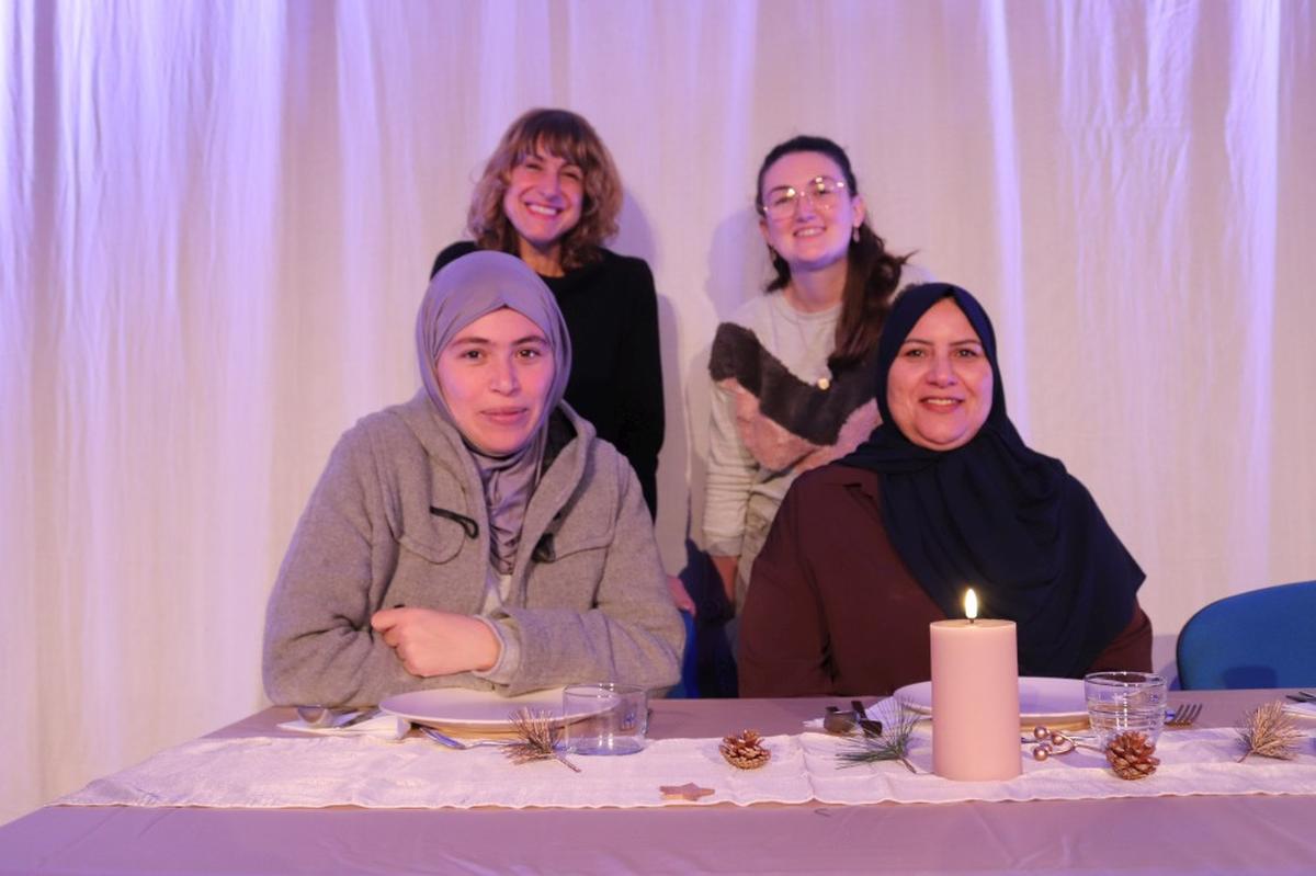 Sara Bouregaa et Kaltouma Skouri avec Stéphanie Labadie et Justine Lafaye (conseillère en économie sociale et familiale).