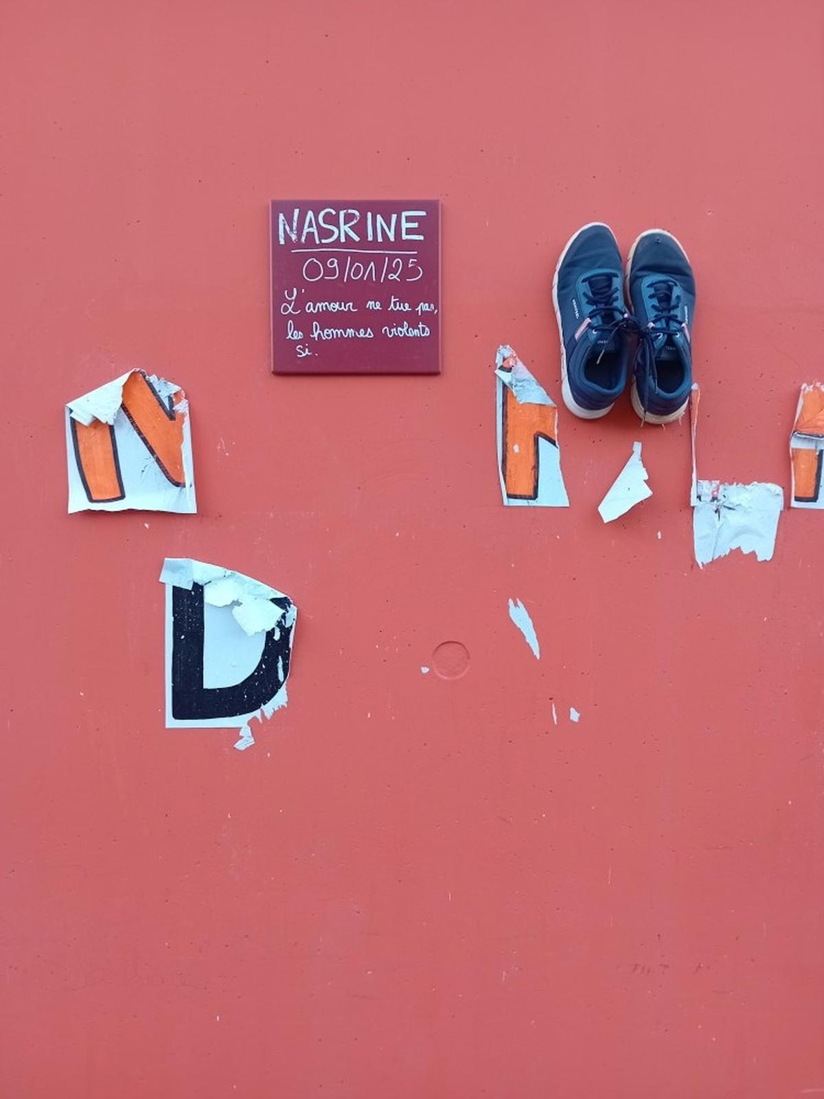 Sur le mur des services municipaux, une première plaque en mémoire de la victime.