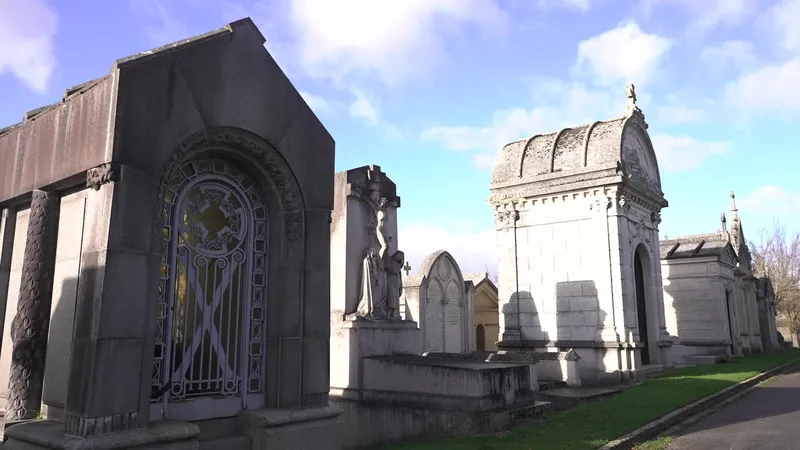 Sur cette allée du cimetières monumental de Rouen, trônent les chapelles des plus grandes fortunes de la ville.