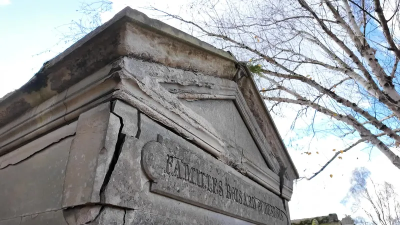 Une chapelle fissurée par le temps qui passe et les conditions météorologiques