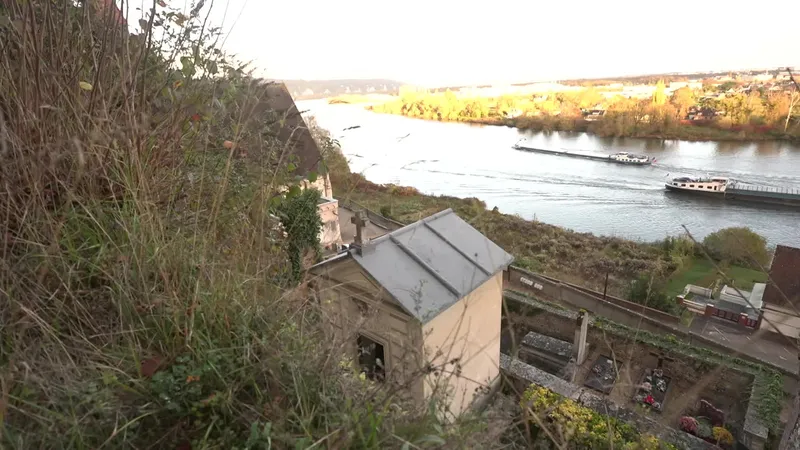A Orival (Seine-Maritime), c'est l'unique chapelle du cimetière. Aujourd'hui, Josiane Hurard continue de l'entretenir.