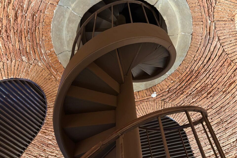 Le magnifique escalier, inacessible au public, est le symbole d'un lieu atypique au niveau architectural. 
