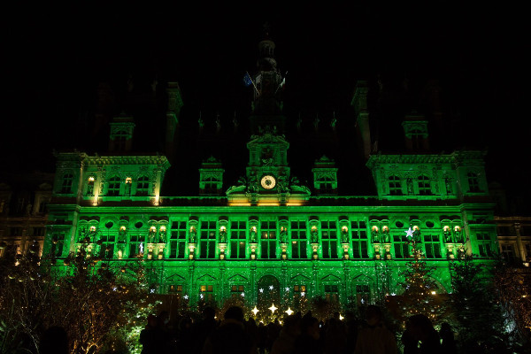 L’Hôtel de ville de Paris a été illuminé de vert pour célébrer les 5 ans de l’Accord de Paris sur le climat.