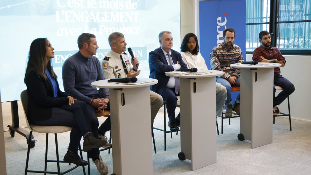 cet officier de police à Marseille réunit policiers et jeunes des quartiers sur un terrain de foot