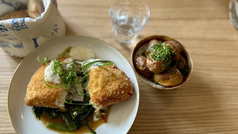 Cordon-bleu maison sur une tombée d'épinards, poireaux et haricots plats, pommes de terre grenaille.