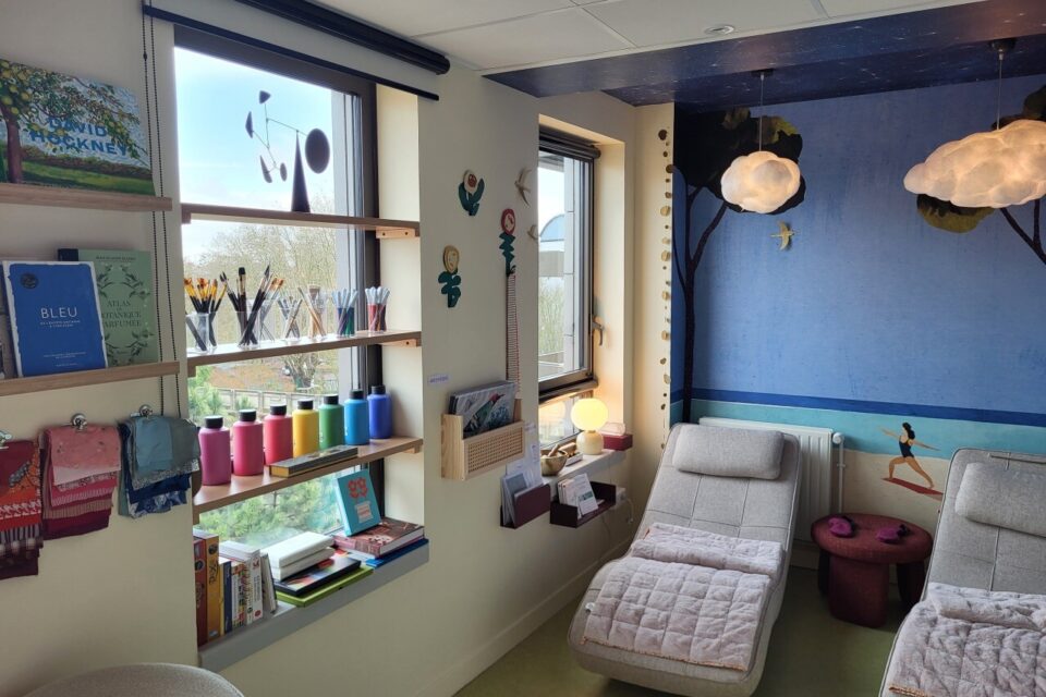 Dans la capsule d'art-thérapie de l'hôpital Saint Vincent de Paul à Lille (Nord), tout est fait pour inciter à la contemplation, la création et la détente.