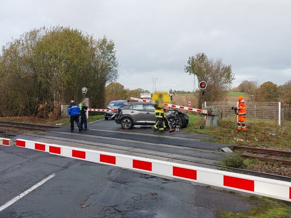 un train percute une voiture, du retard annoncé