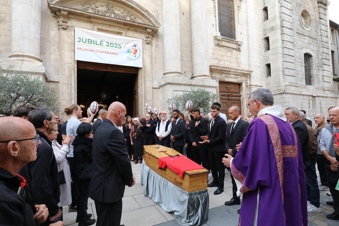 plus de 500 personnes réunies pour un dernier adieu à la légende du RCT André Herrero