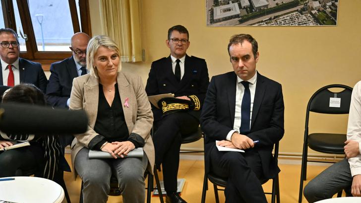 Le Premier ministre Sébastien Lecornu (au centre) et la ministre française de la Santé Stéphanie Rist (à gauche) à l’hôpital de Carentan, le 30 octobre 2025.