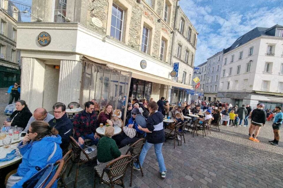 Du monde en terrasse à Cherbourg (Manche) en ce jour des Foulées.