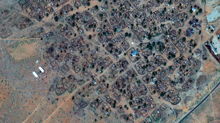 Une image satellite montrant des personnes rassemblées à la périphérie d’un village situé au nord-ouest d’El-Facher, au Soudan, le 30 octobre 2025.