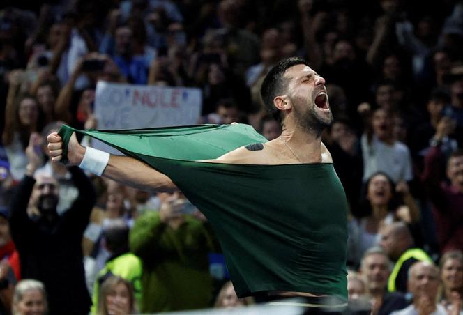 Novak Djokovic célèbre sa victoire en finale de l’ATP 250 d’Athènes, samedi 8 novembre 2025, après sa victoire en finale face à l’Italien Lorenzo Musetti.