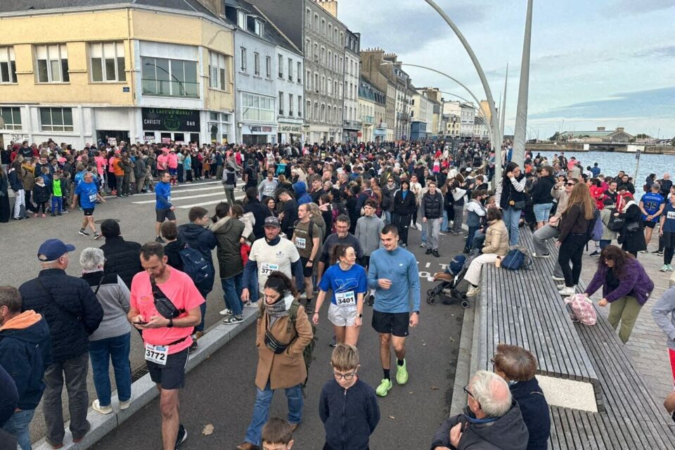 C’est une véritable marée humaine sur le quai Alexandre-III, à dix minutes de la Populaire !