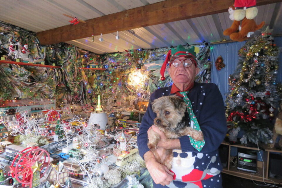 Depuis deux mois, Gérard Bonnaudet consacre son temps à sa crèche faite deses mains.