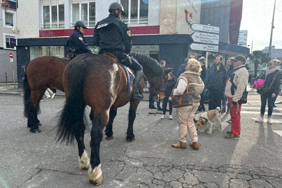 La police montée veille sur les participants.