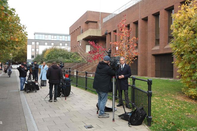 Devant le tribunal de première instance de Peterborough, en Angleterre, où comparaît le suspect de l’attaque au couteau survenue samedi dans un train près de Huntingdon, le 3 novembre 2025.