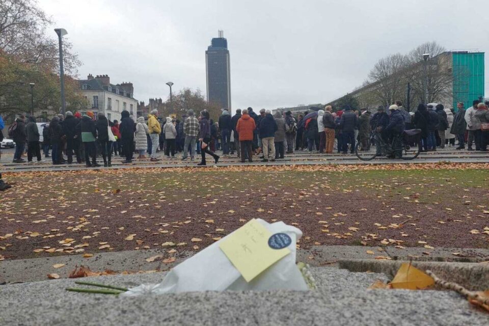 Un bouquet de fleur a été déposé au pied du monument des 50 Otages à Nantes.