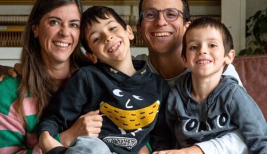 Cette famille de Loire-Atlantique se photographie chaque mois sur son canapé, elle arrive au 100e cliché