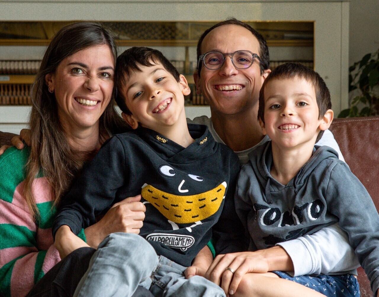 Cette famille de Loire-Atlantique se photographie chaque mois sur son canapé, elle arrive au 100e cliché