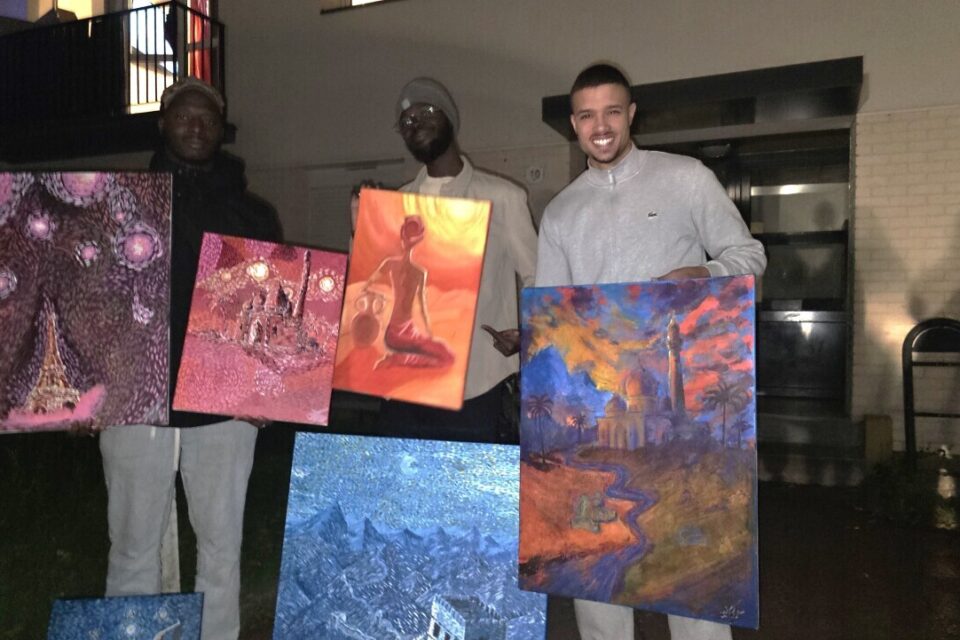 Madi, le peintre des Mureaux (au centre) entouré de son frère (à gauche) et de son ami Yassine (à droite), ses soutiens depuis toujours.