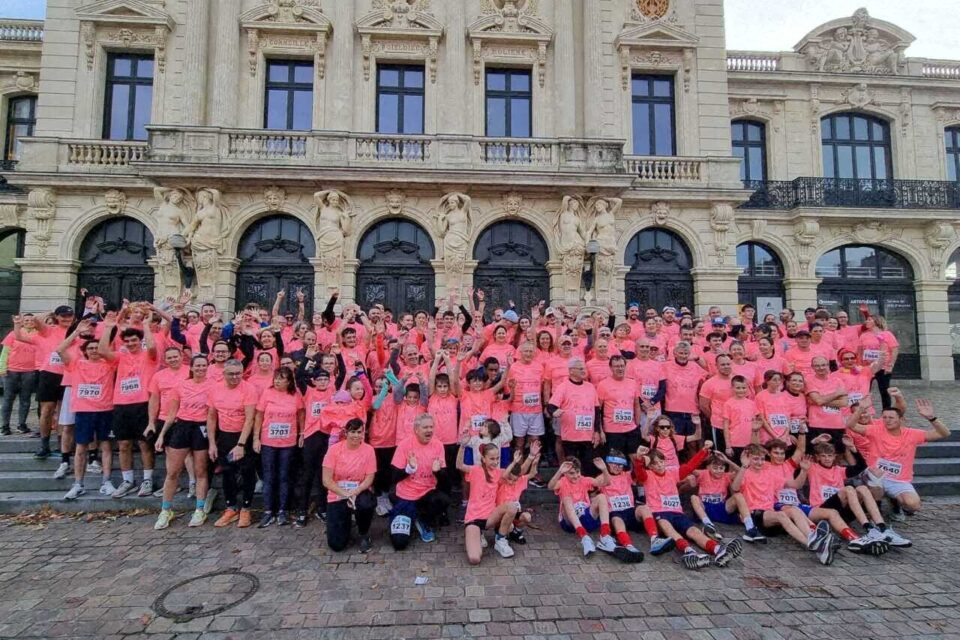 Photo de famille rêves manche.leurs tee-shirts roses siglés dans le dos « Un rêve pour tout changer ». 555 personnes se sont inscrites sous les couleurs de l'association de solidarité