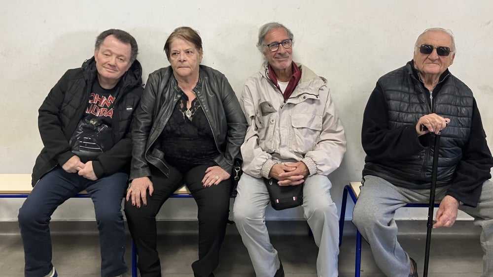 des élèves et des seniors créent une bande dessinée à partir de leurs histoires d'enfance