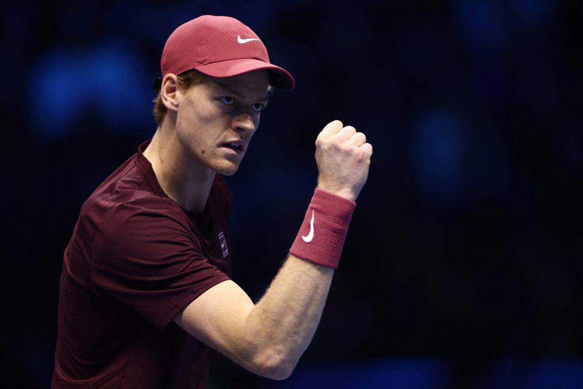 Déjà qualifié pour le dernier carré des Finales ATP, Jannik Sinner domine Ben Shelton et affrontera de Minaur