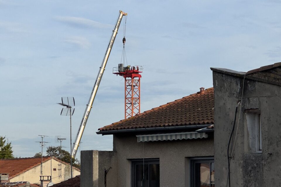 Durant la dernière semaine d'octobre 2025, la grue du chantier de la future station Bonnefoy a été démontée. 