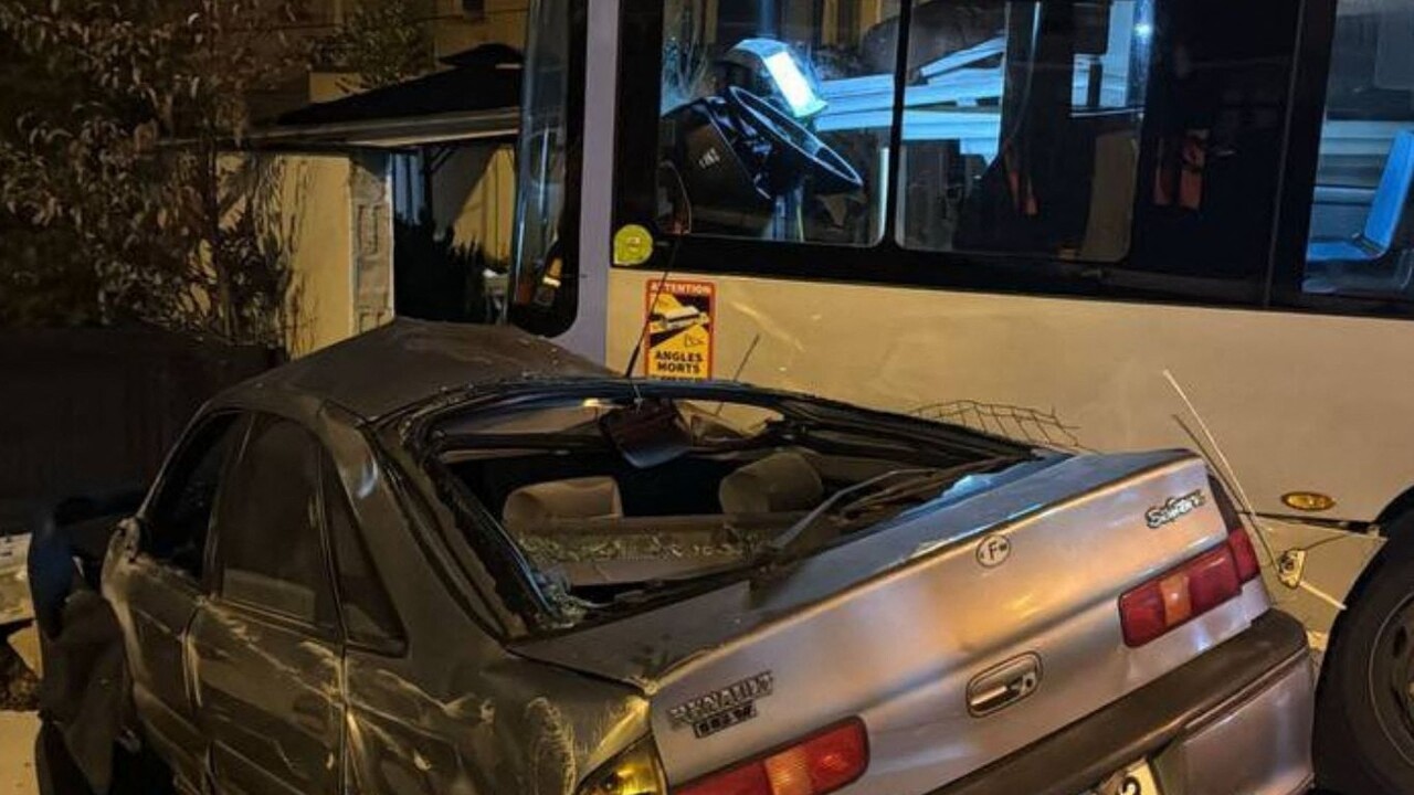 VIDÉO. Un chauffeur de bus perd le contrôle et percute violemment une voiture en Seine-Saint-Denis