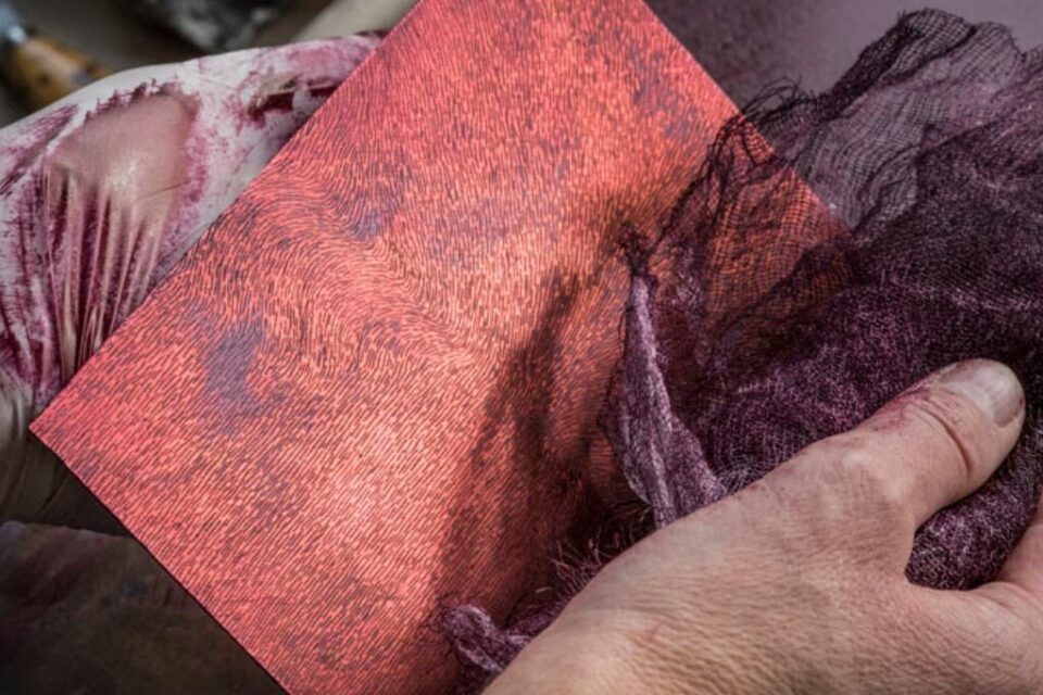 Pour graver son papier, Yolande utilise la technique de l'eau-forte.