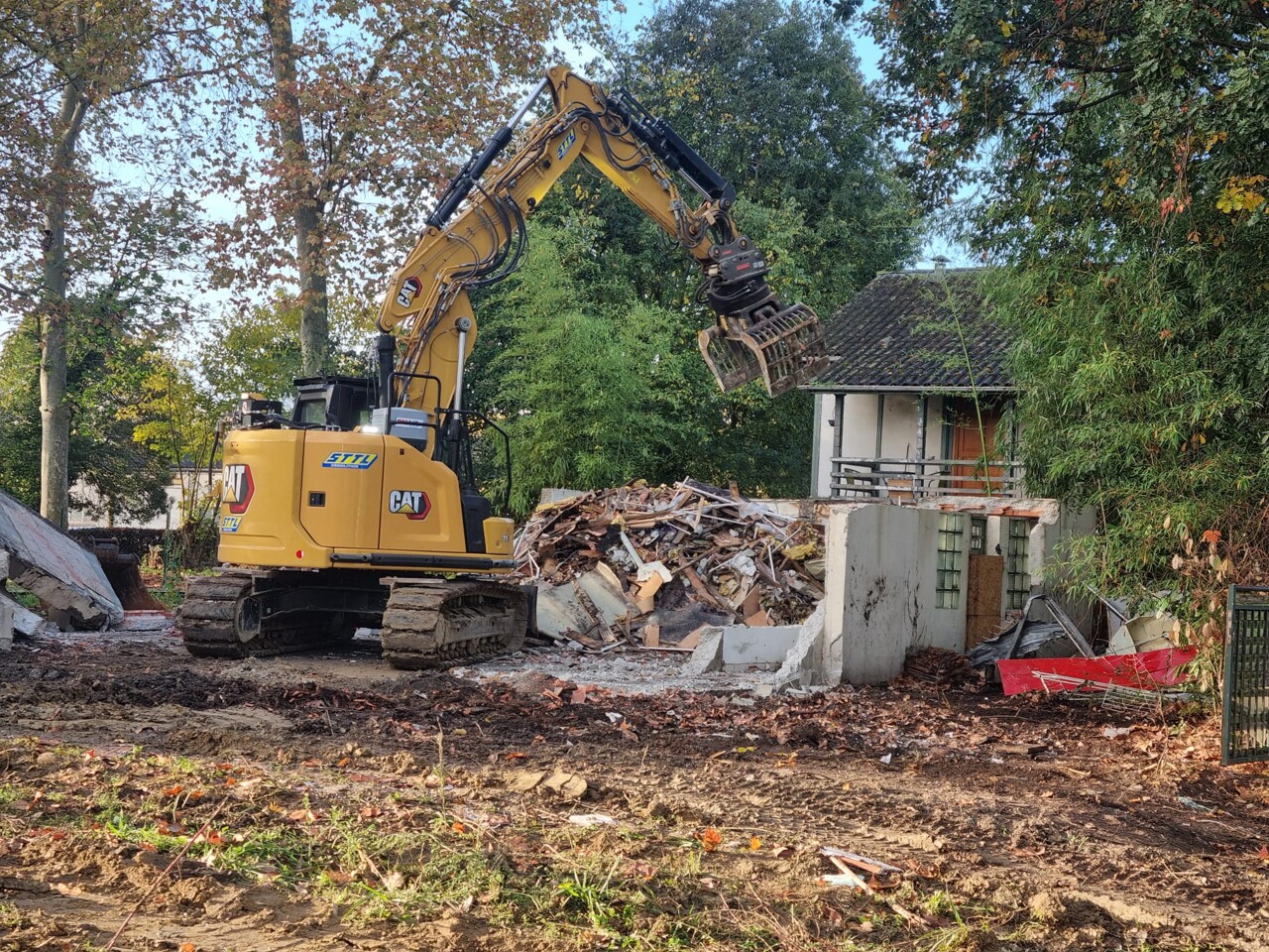 La destruction de ces chalets au bord d'un canal de Toulouse augure de grandes transformations