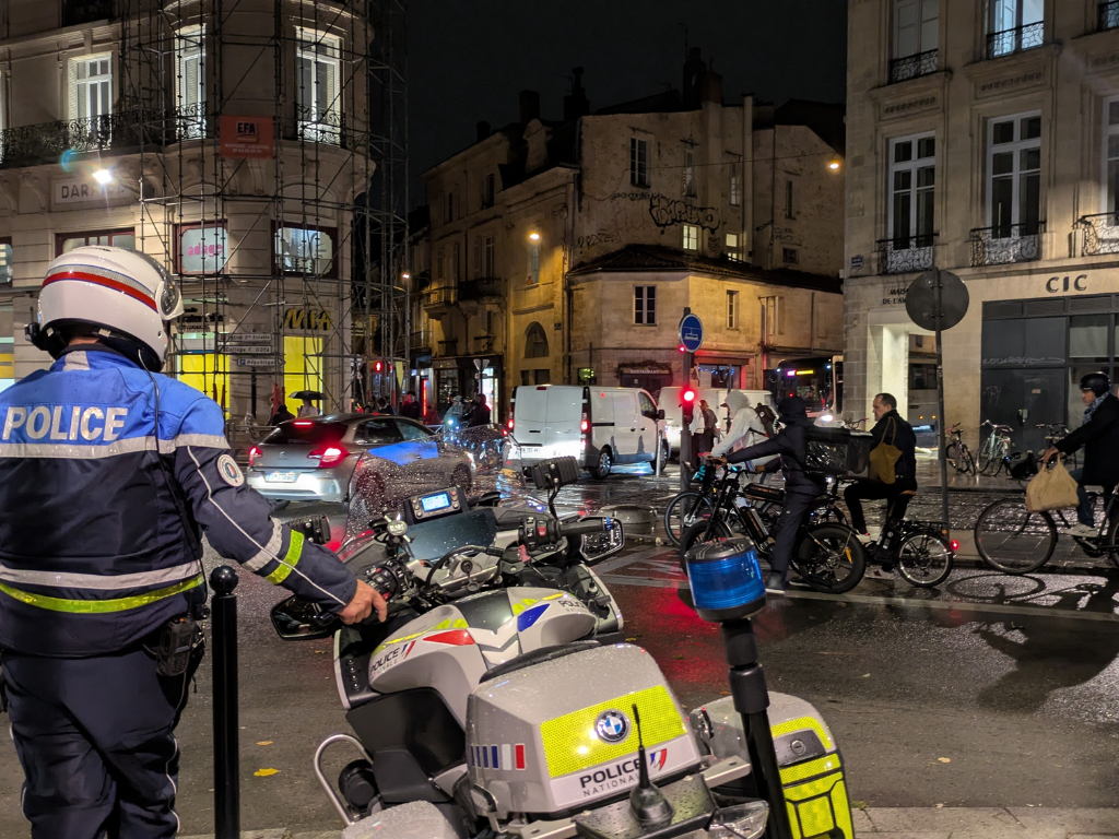 VIDÉO. Dans un carrefour dangereux de Bordeaux, la police fait la chasse aux cyclistes en infraction
