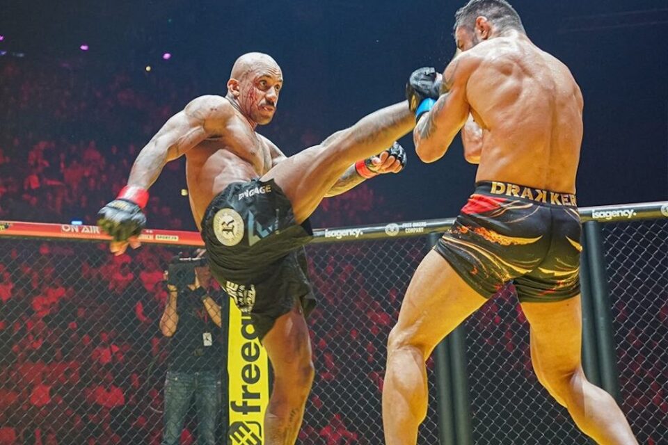 Deux combattants de MMA dans l'octogone de l'Arena en 2024