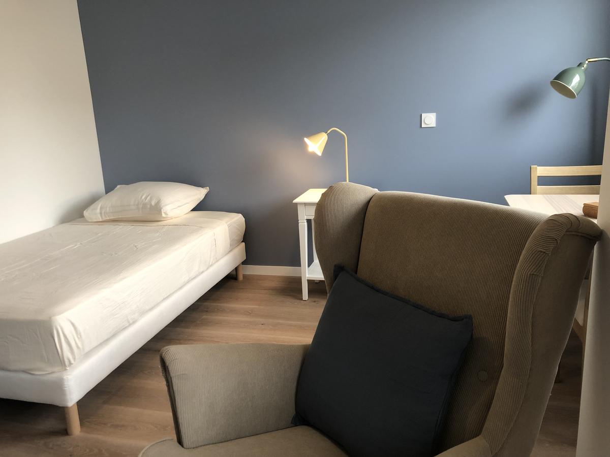 La partie privative est une chambre partagée entre un coin nuit et un espace jour, avec une salle de bains et une kitchenette.