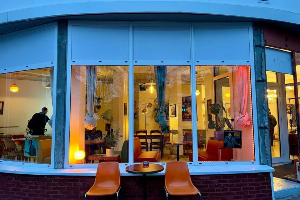 La configuration de l'établissement, tout en rondeur, offre un bel espace, baigné de lumière le jour et dans une ambiance tamisée en fin de journée.