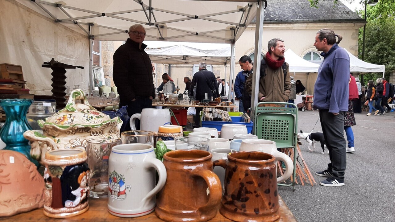 un vide-greniers organisé par une association ce samedi