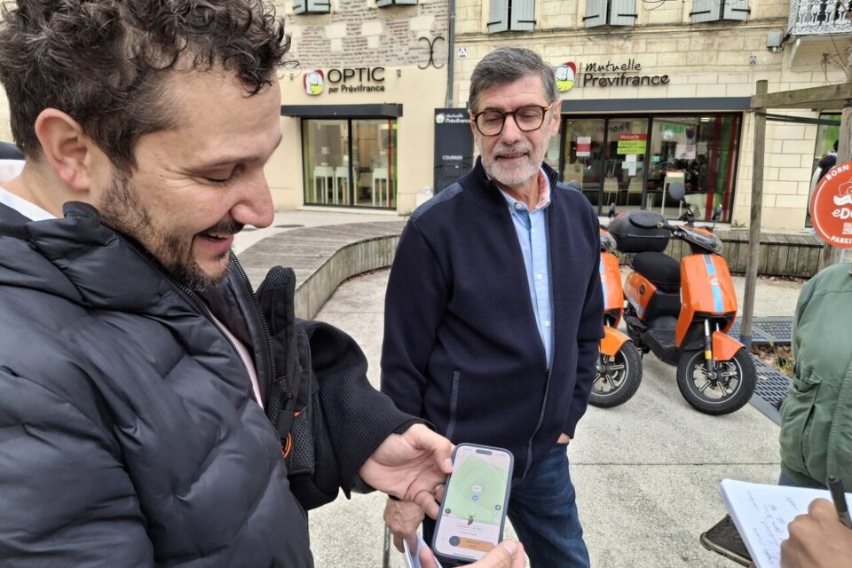 Thierry Lecoq, directeur de eDOG et l'adjoint aux mobilités Didier Dubrana expliquent le fonctionnement des scooters électriques en libre-service à Marmande.