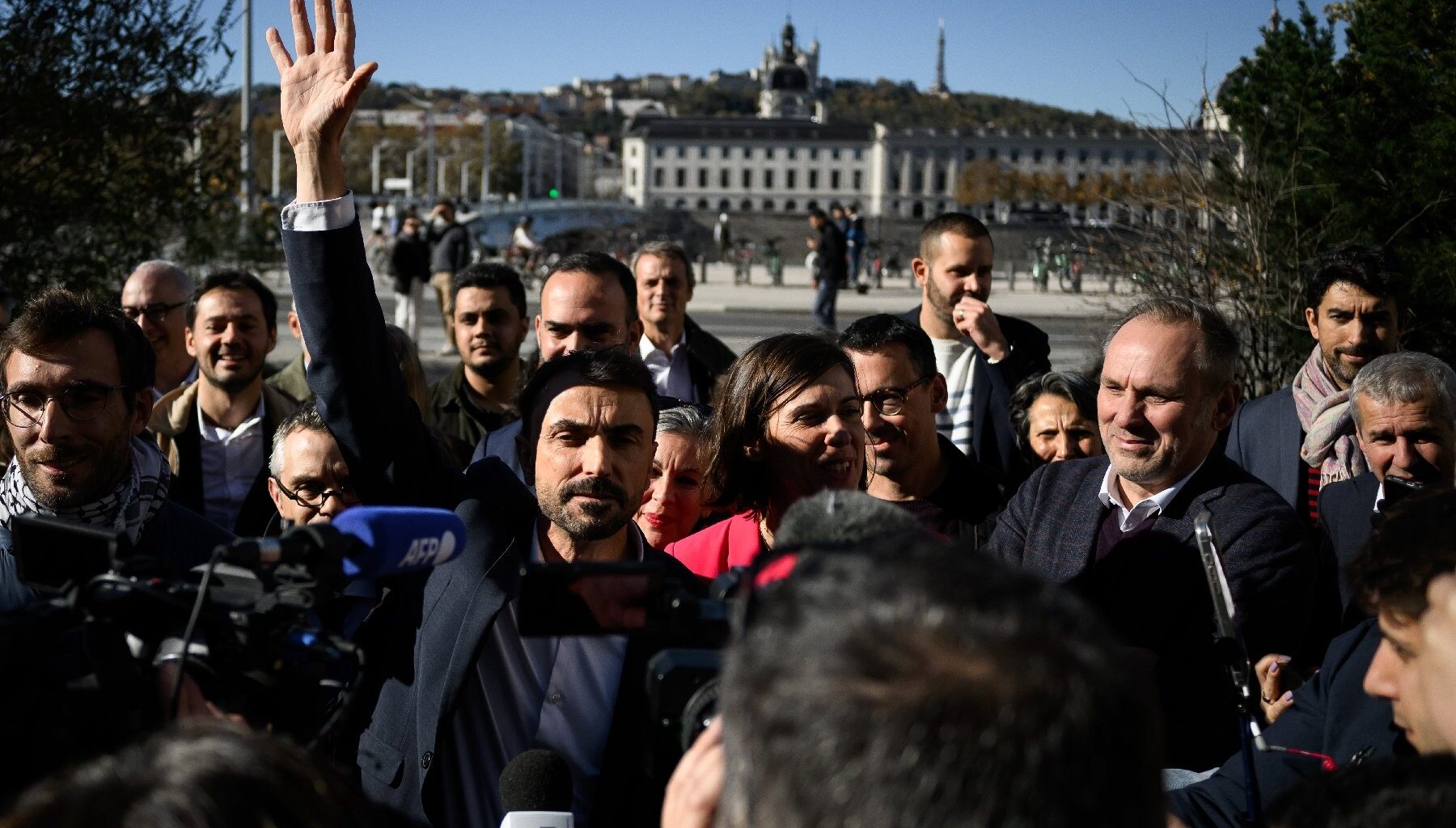 le maire écologiste lance sa campagne en vue d'un "match serré" face à Aulas