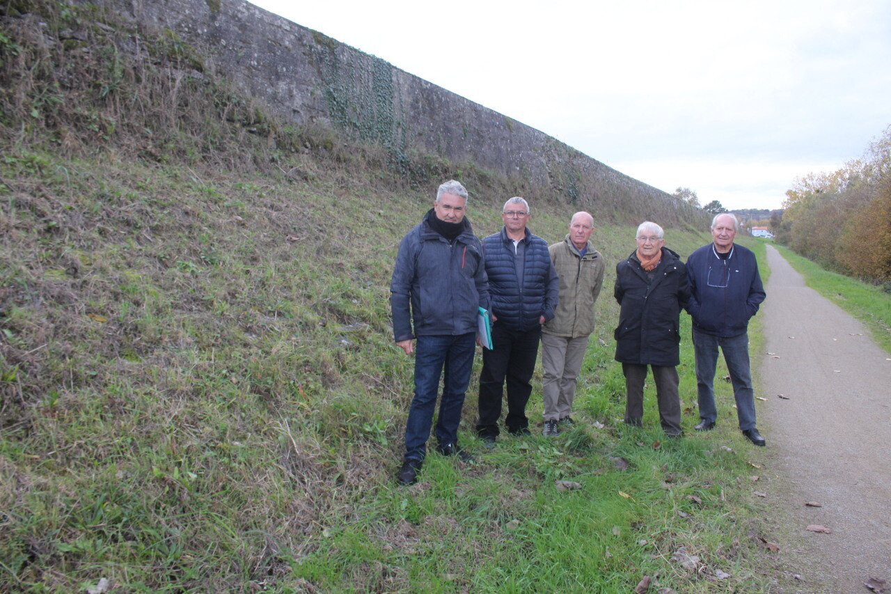 ces riverains déplorent l'état du perré en bord de Loire, près de Nantes