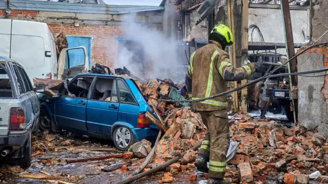 Des secouristes ukrainiens interviennent sur le site d'un bombardement aérien russe à Kharkiv, dans le nord-est de l'Ukraine, le 24 octobre 2025, en pleine invasion russe. Au moins huit personnes ont été blessées lors de ces frappes sur le quartier industriel de Kharkiv, selon Oleg Synegubov, chef de l'administration militaire de la ville.