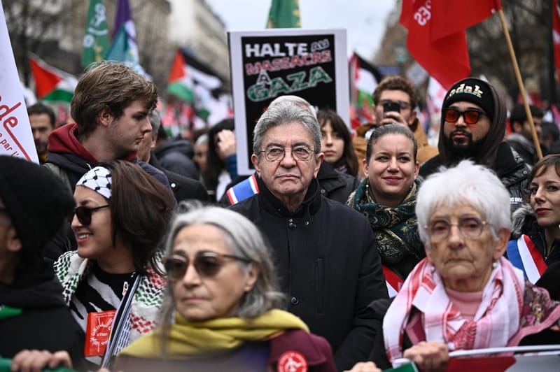 Le chef de file de La France insoumise Jean-Luc Mélenchon participe à une manifestation en soutien aux Palestiniens de la bande de Gaza, le 29 novembre 2025 à Paris